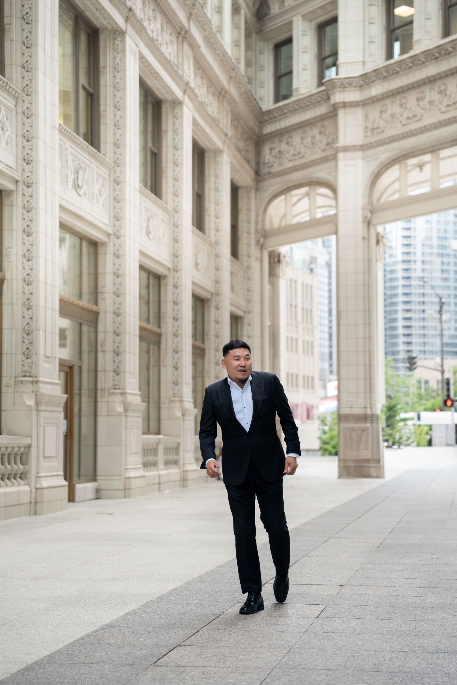 outdoor pre-wedding photoshoot in Chicago Illinois by Michigan lake in downtown Chicago.