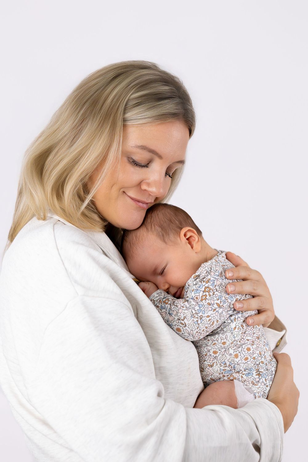 The calm between the sleepless days—soft portraits for your heart. Book your newborn photoshoot today, affordable and located in Wan Chai!