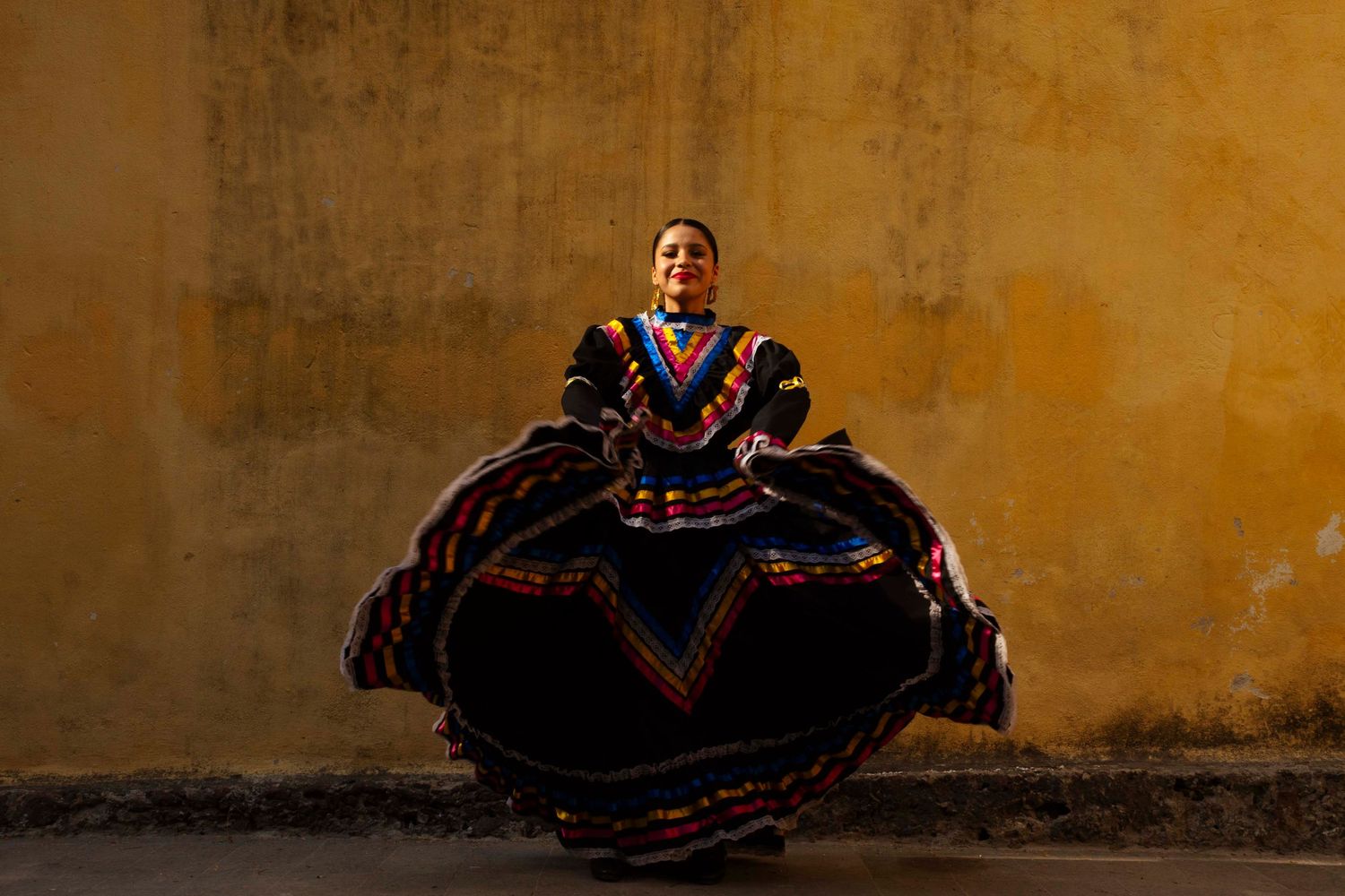 Retrato editorial artístico de XV años con vestido folclórico tradicional mexicano en locación histórica de CDMX.