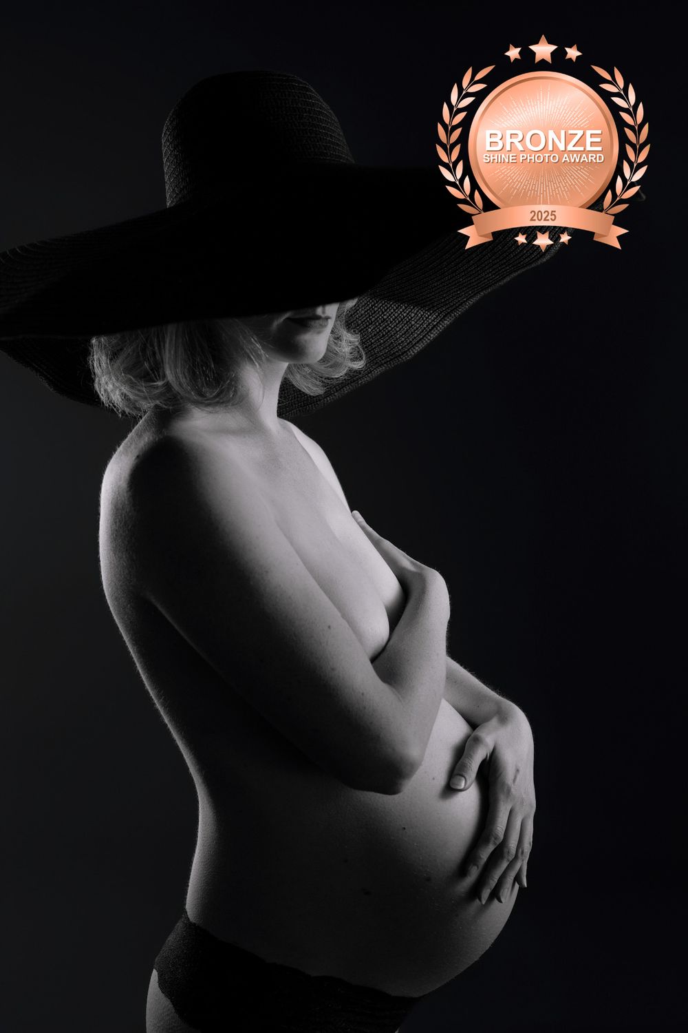 Zwangerschap award winning fotograaf Drenthe, Friesland, Groningen shine award 2025 zwart-wit portrait