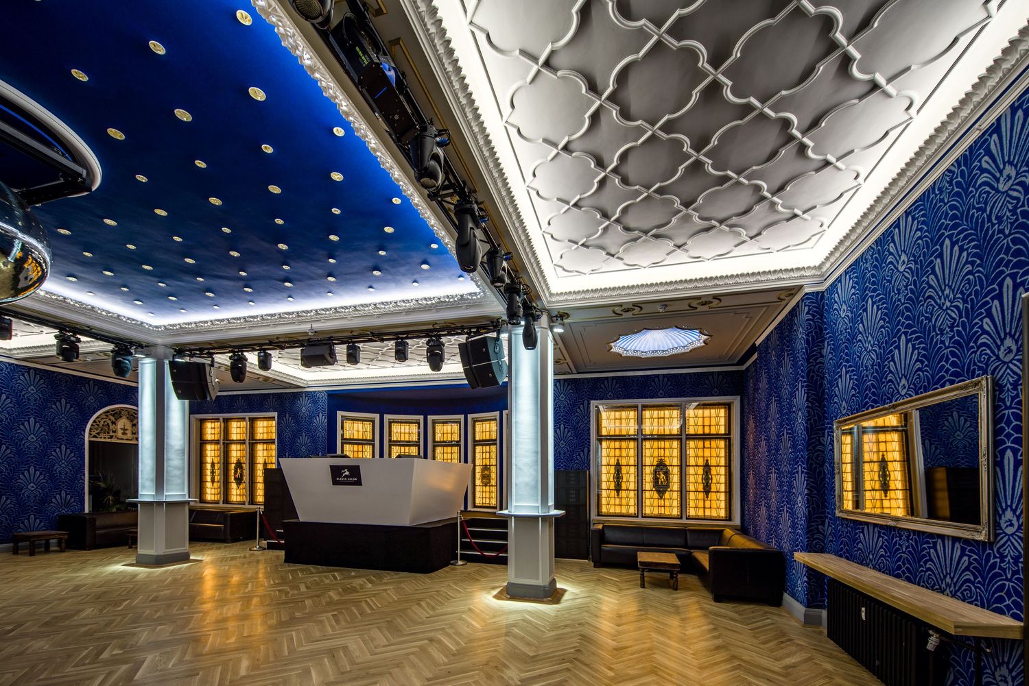 Panoramic view of an elegant ballroom with blue ceilings, crystal chandeliers and classical architectural details. Parkhotel | Dresden