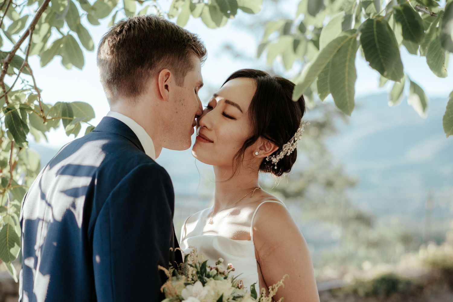 Un momento romantico durante un servizio fotografico di coppia di un matrimonio a Parma