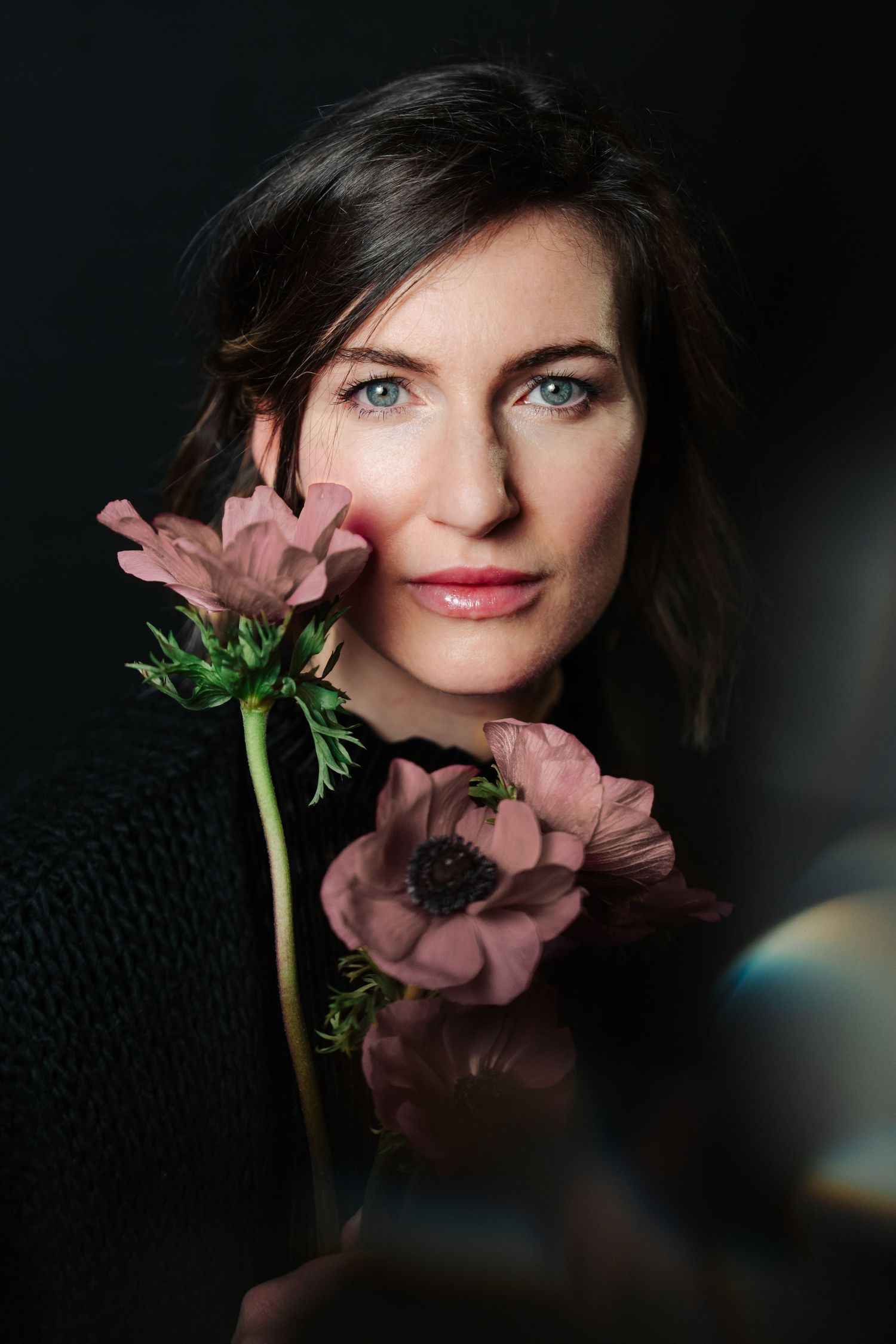 Ritratto artistico con fiori rosa per make up artist di microblanding a Carrara