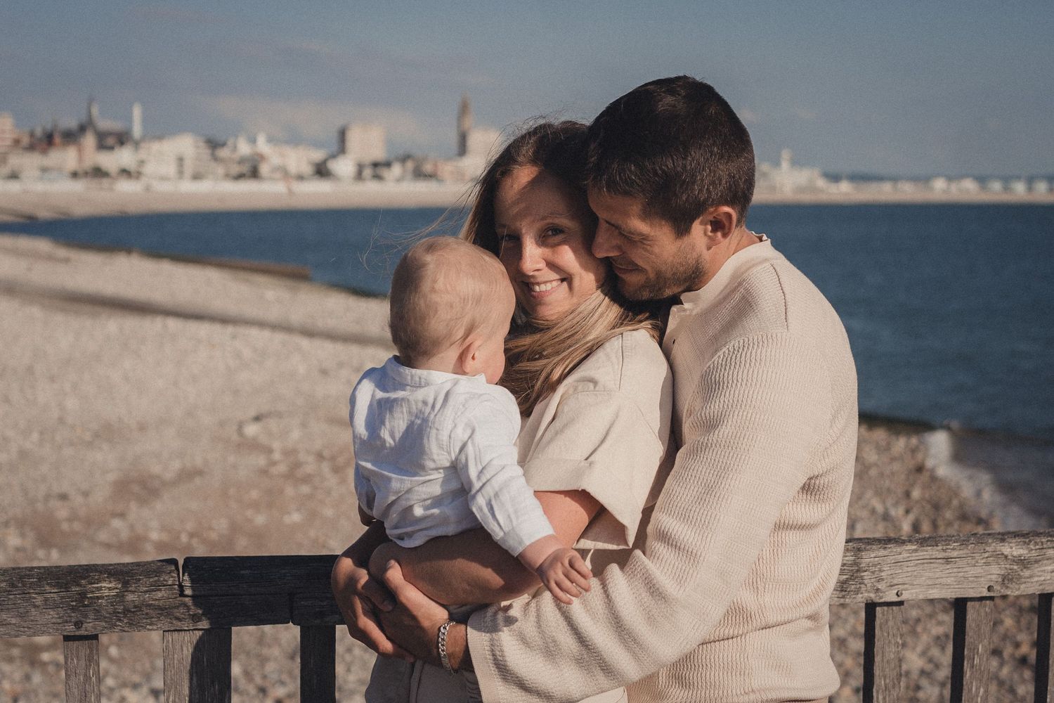 Famille partageant un moment intime ensemble sur un ponton côtier de la ville du Havre