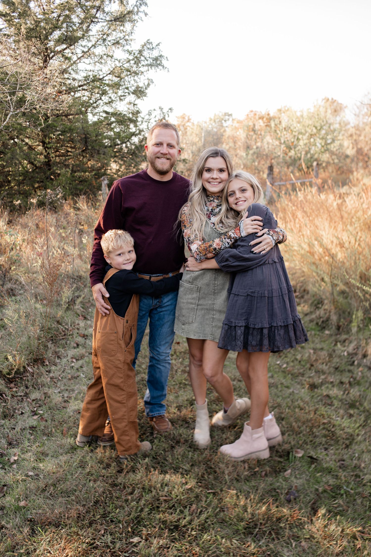 Family photo session on their farm, capturing authentic moments and the beauty of family bonds in a rustic, outdoor setting.