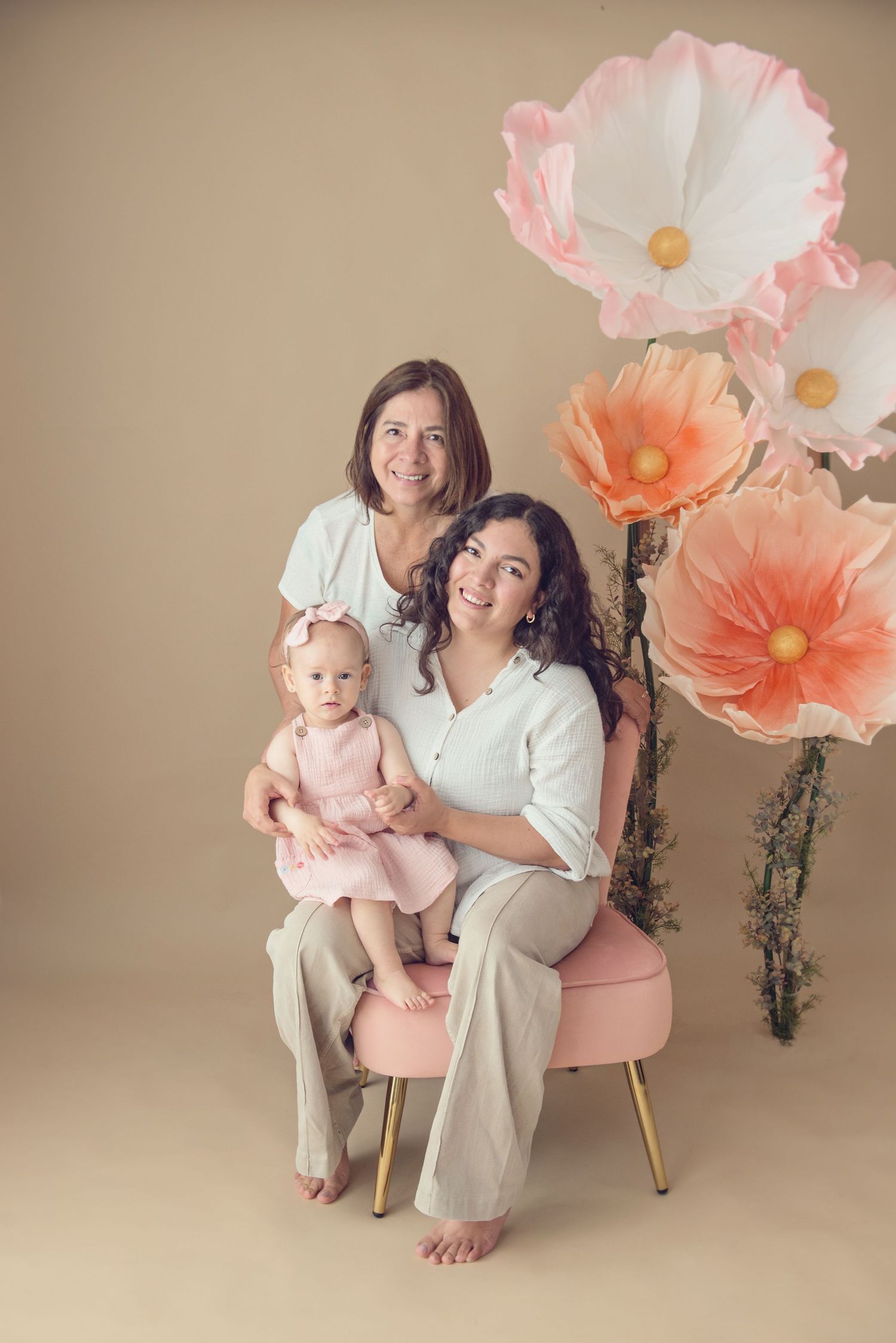 Fotografía familiar en estudio, momentos espontáneos y luz natural. Estudio en Reñaca. Sesión "Mamá y yo" Día de la Madre.