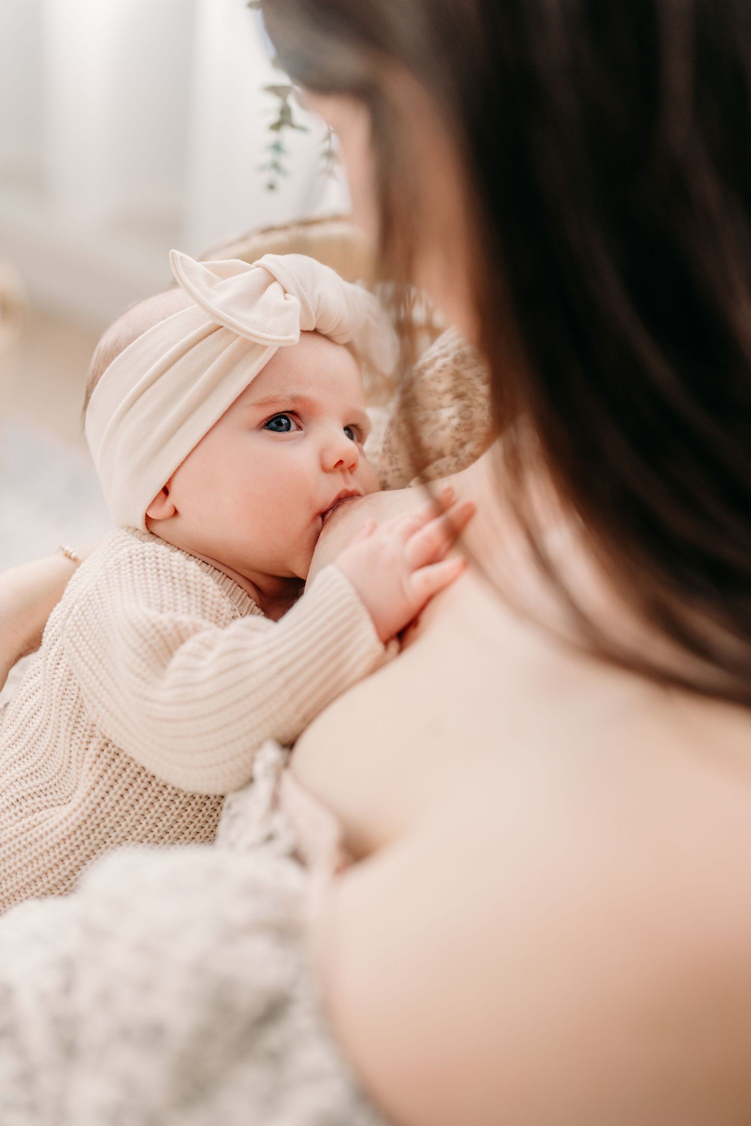allaitement maman et bébé, lien magique de l'allaitement, photographe de nouveau-né