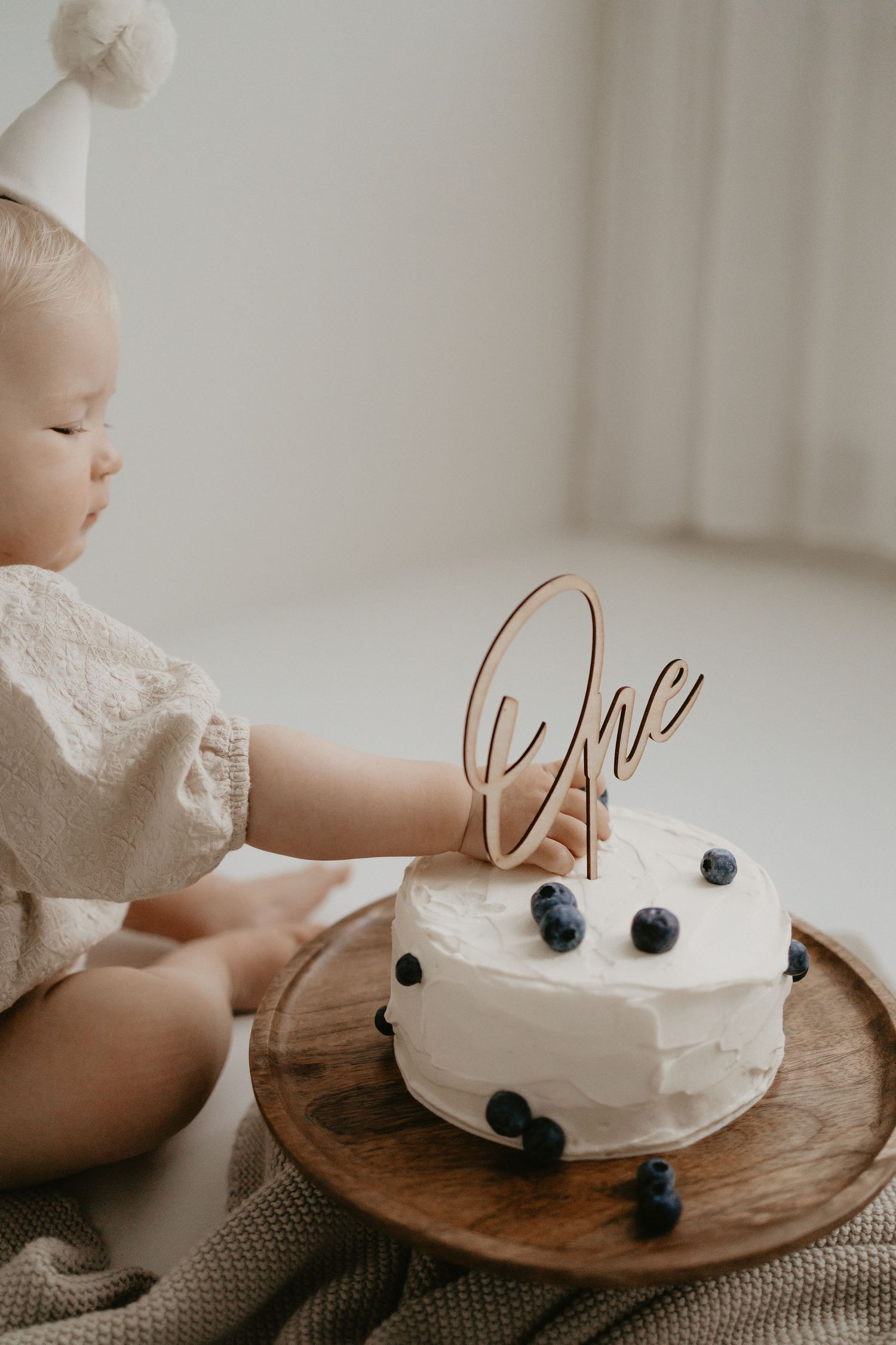 Lapsi kakun kanssa cake smash -kuvauksessa