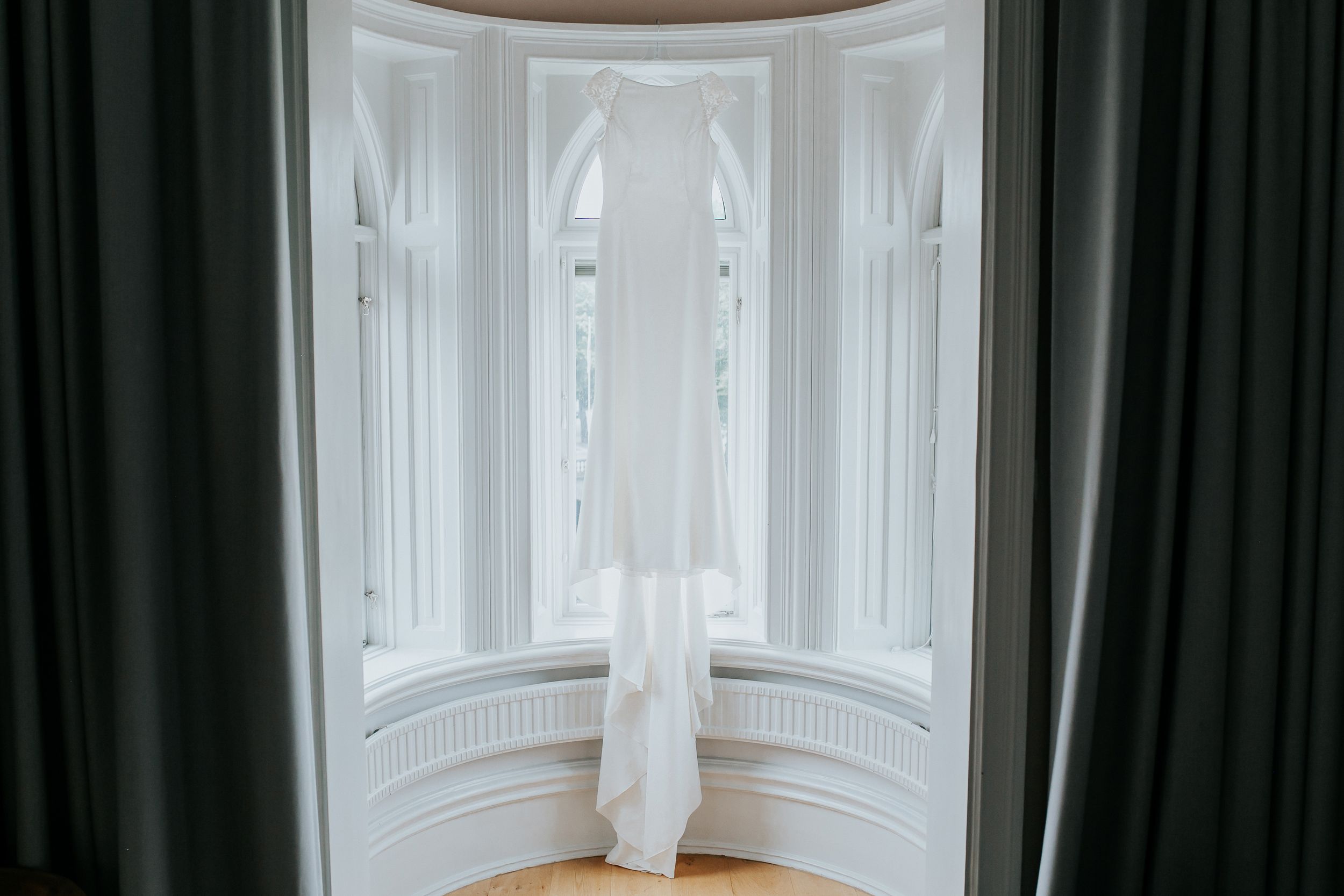 Brudklänning på hotell Borgen i Örebro. Bröllopsfotograf Rebecca Nordin.