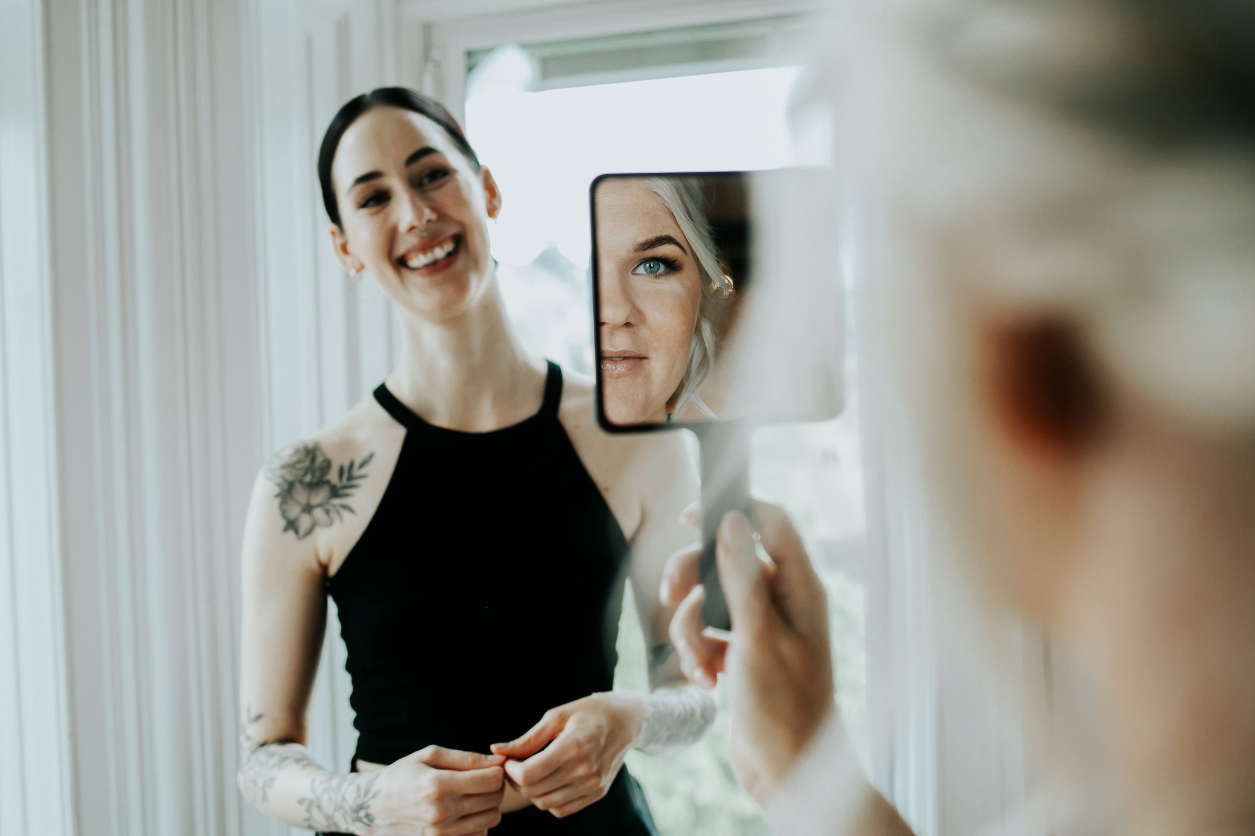 Bruden ser sitt smink för första gången. Bröllop i Örebro. Bröllopsfotograf Rebecca Nordin.