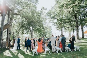 Vigsel Dömle herrgård. Brudparets utgång. Bröllopsfotograf Rebecca Nordin.