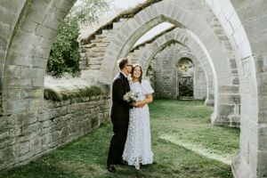 Bröllop i Alvastra kloster utanför Vadstena. Fotograf Rebecca Nordin.