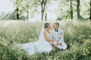 Bröllopsporträtt på ängen vid Kvartorps herrgård Forshaga.  Bröllopsfotograf Rebecca Nordin.