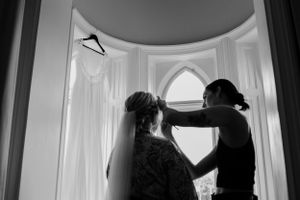 Brudens klänning på hotell Borgen i Örebro. Bröllop Örebro. Bröllopsfotograf Rebecca Nordin.