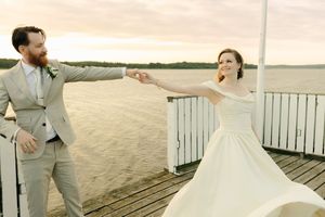 Bröllop på Presteruds herrgård i Kristinehamn. Bröllopsfotograf Rebecca Nordin i Karlstad. Brudparet på bryggan dansande.