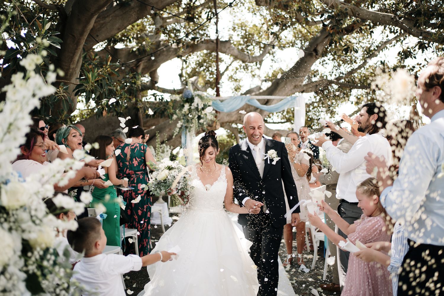 Il lancio del riso al matrimonio a Alassio, provincia di Savona. Fotografo di matrimonio in Liguria.