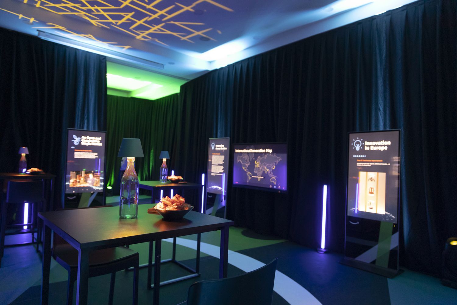 Salle d'exposition pour un évènement créé pour la société Amazon