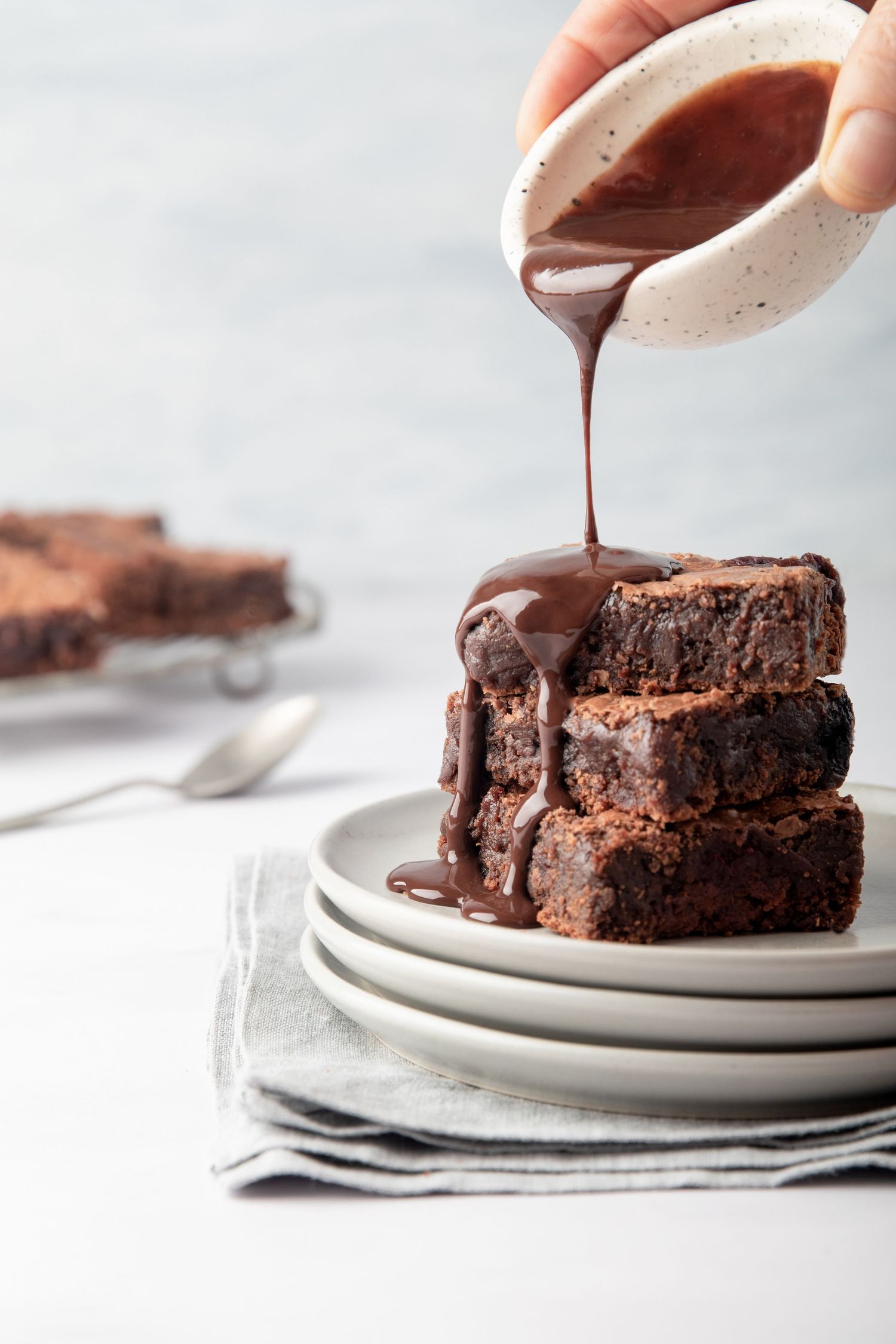 Pila de brownies con ganache de chocolate - Laura Ordoñez Fotografía