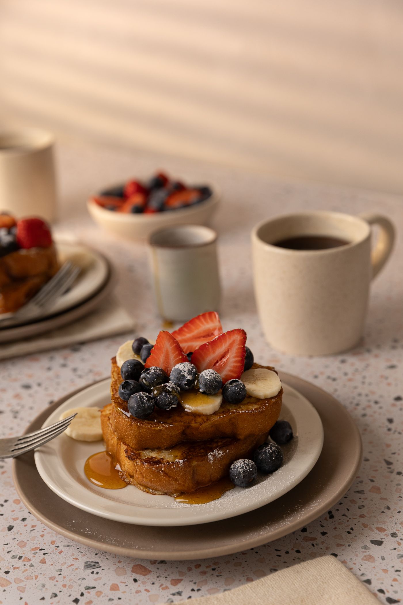 French toast de brioche con frutas y jarabe - Laura Ordonez Fotos