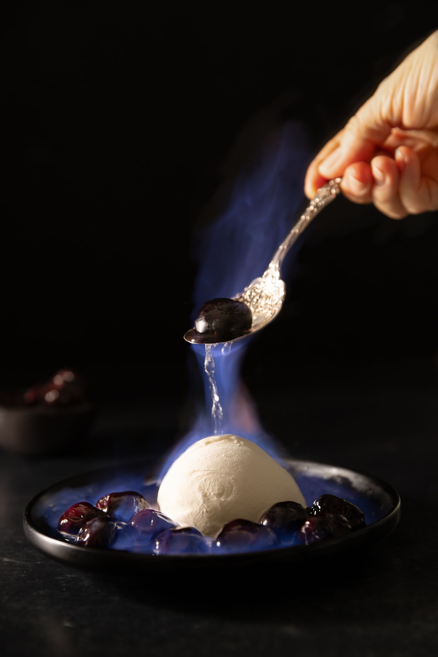 Helado flambée con cerezas - Laura Ordonez Fotos