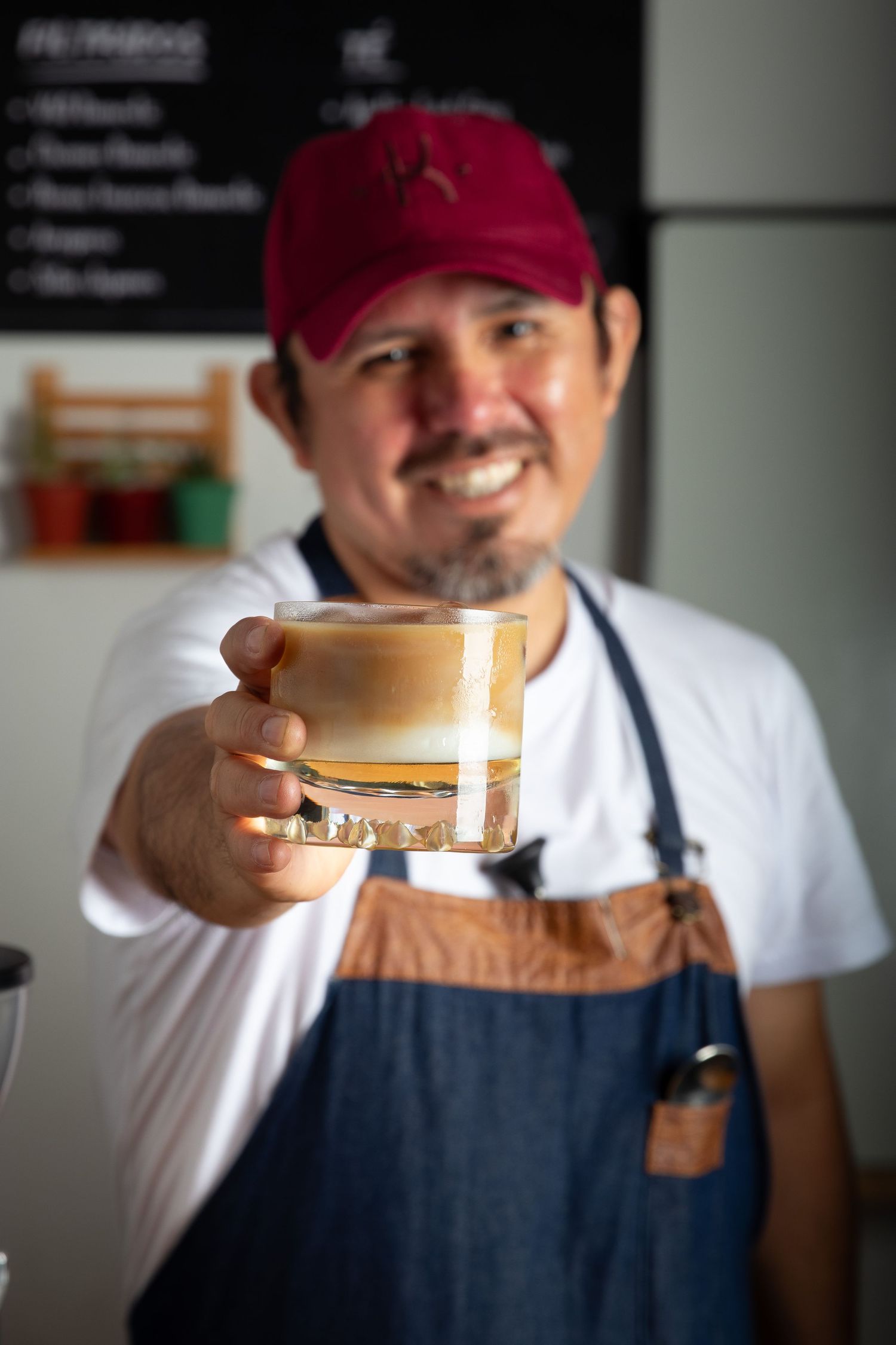 Barista en su bar, ofreciendo sus tragos. Laura Ordoñez Fotografía.