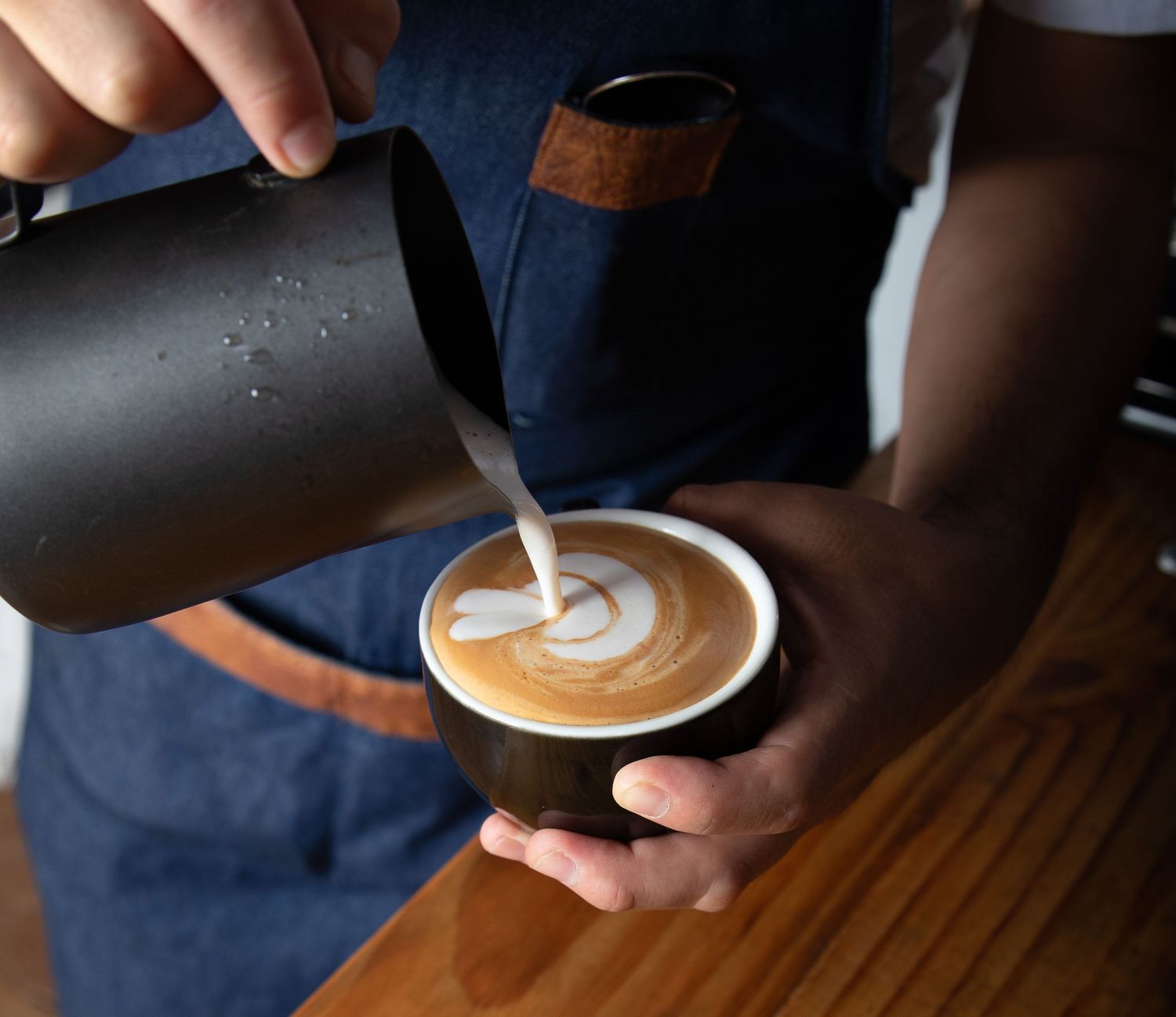 Barista realizando latte art - Laura Ordonez Fotos