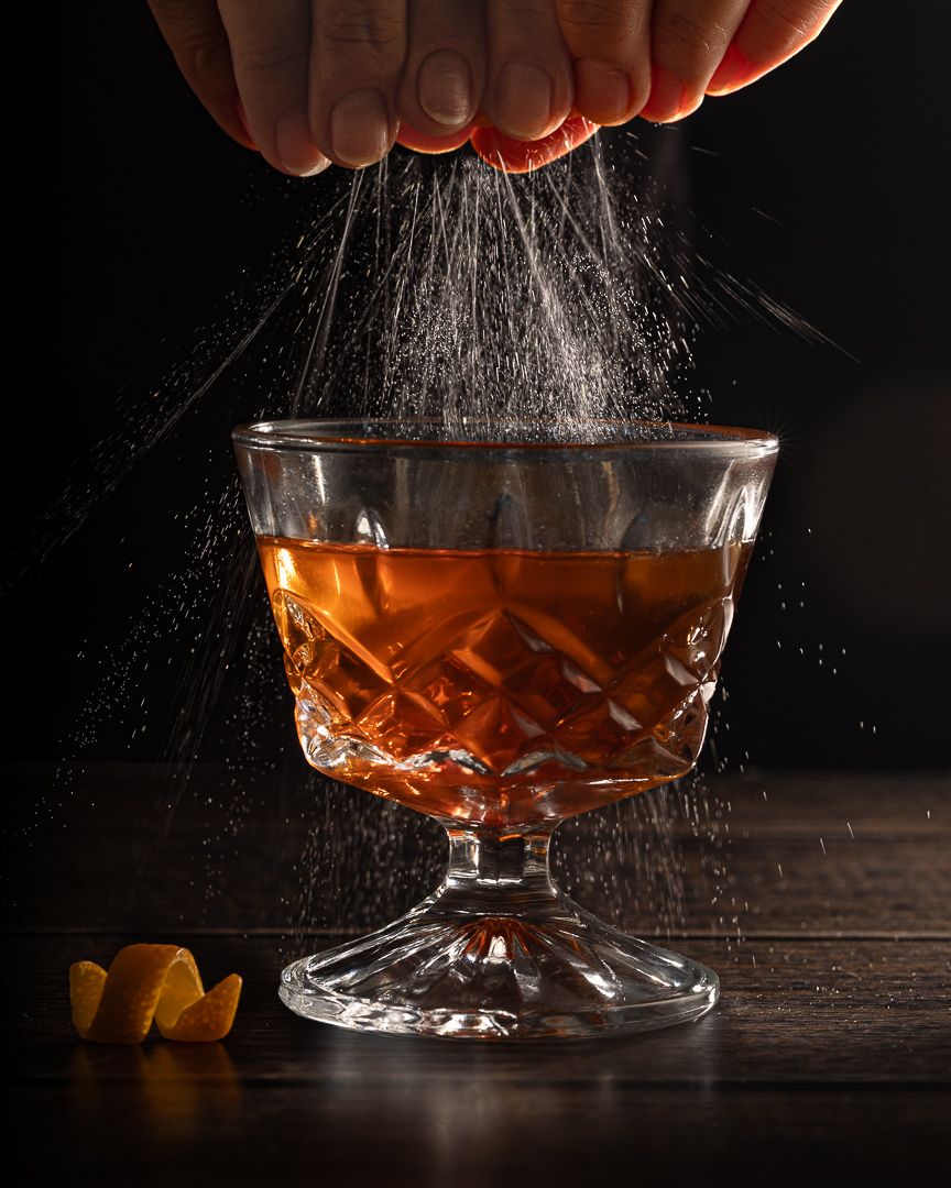 Spray de aceite cítricos sobre cocktail - Laura Ordonez Fotos