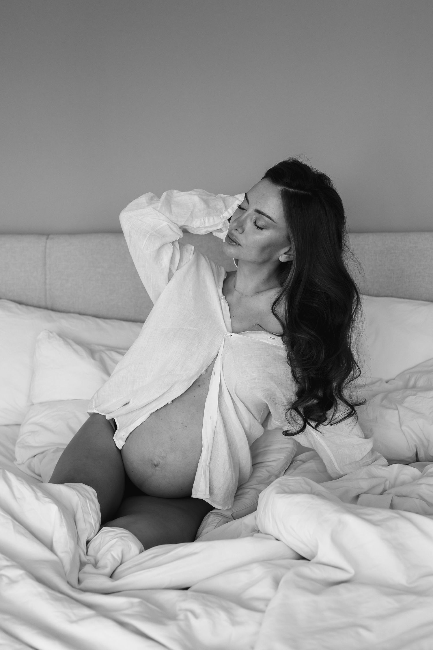 Bild från gravidfotografering med varm och mjuk belysning i familjens hem