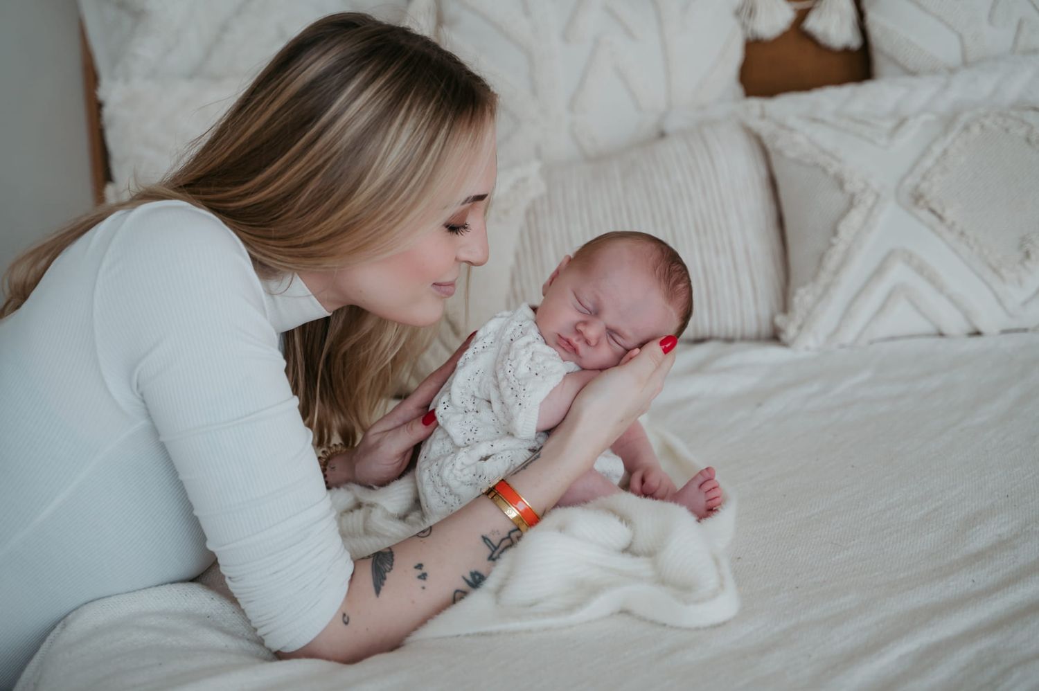 Melissa Stuer Photography Moederschapsfotograaf Moerbeke Oost-Vlaanderen
newbornfotoshoot baby  liggend in bed daglicht studio