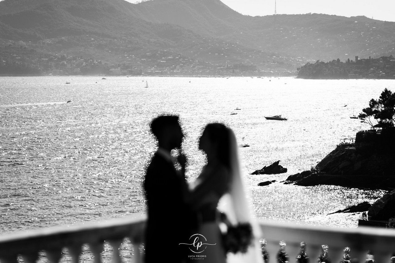 sposi davanti al mare di zoagli in bianco e nero