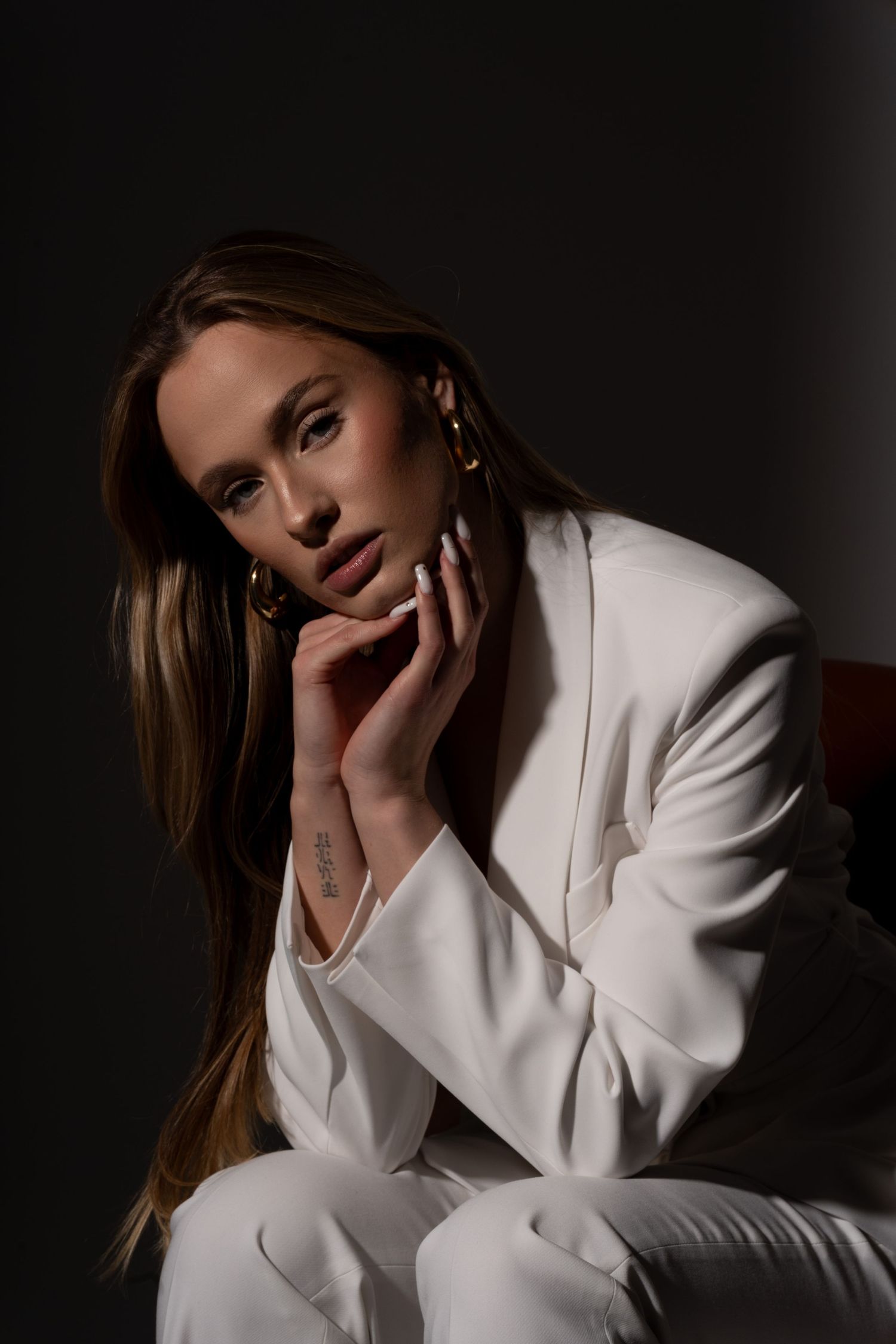 Piękna blondynka w studio. Zmysłowa i szczęśliwa sesja beauty. Nowe zdjęcia do mediów społecznościowych.
