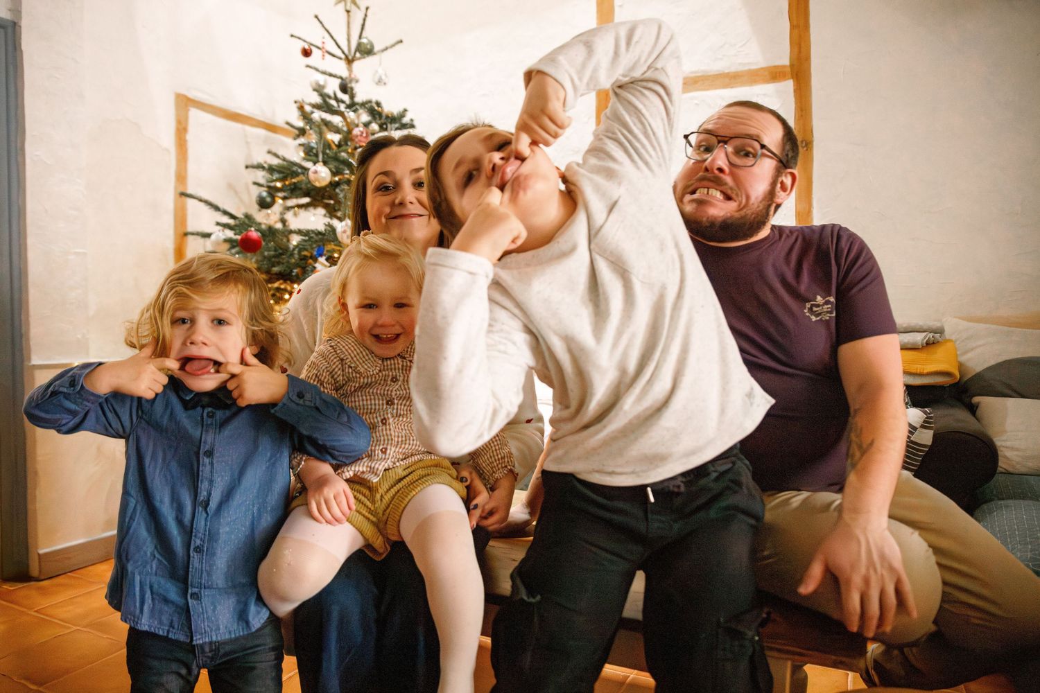 Portrait d'une famille souriante lors d'une séance photo à Saint-Étienne