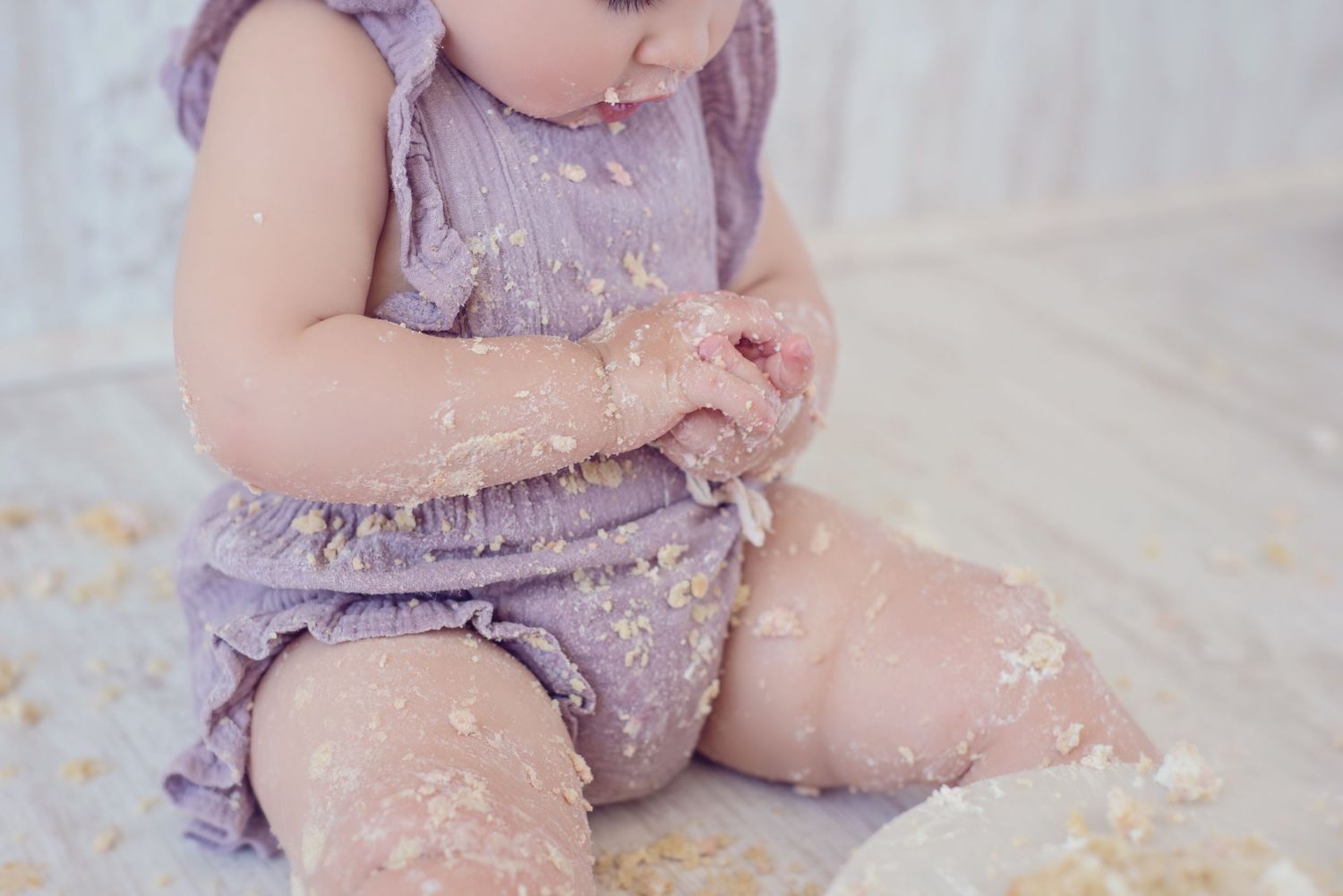 Fotografía familiar y de bebés en estudio, momentos espontáneos y luz natural. Estudio en Reñaca. Smash the Cake, Sesión Cumpleaños.