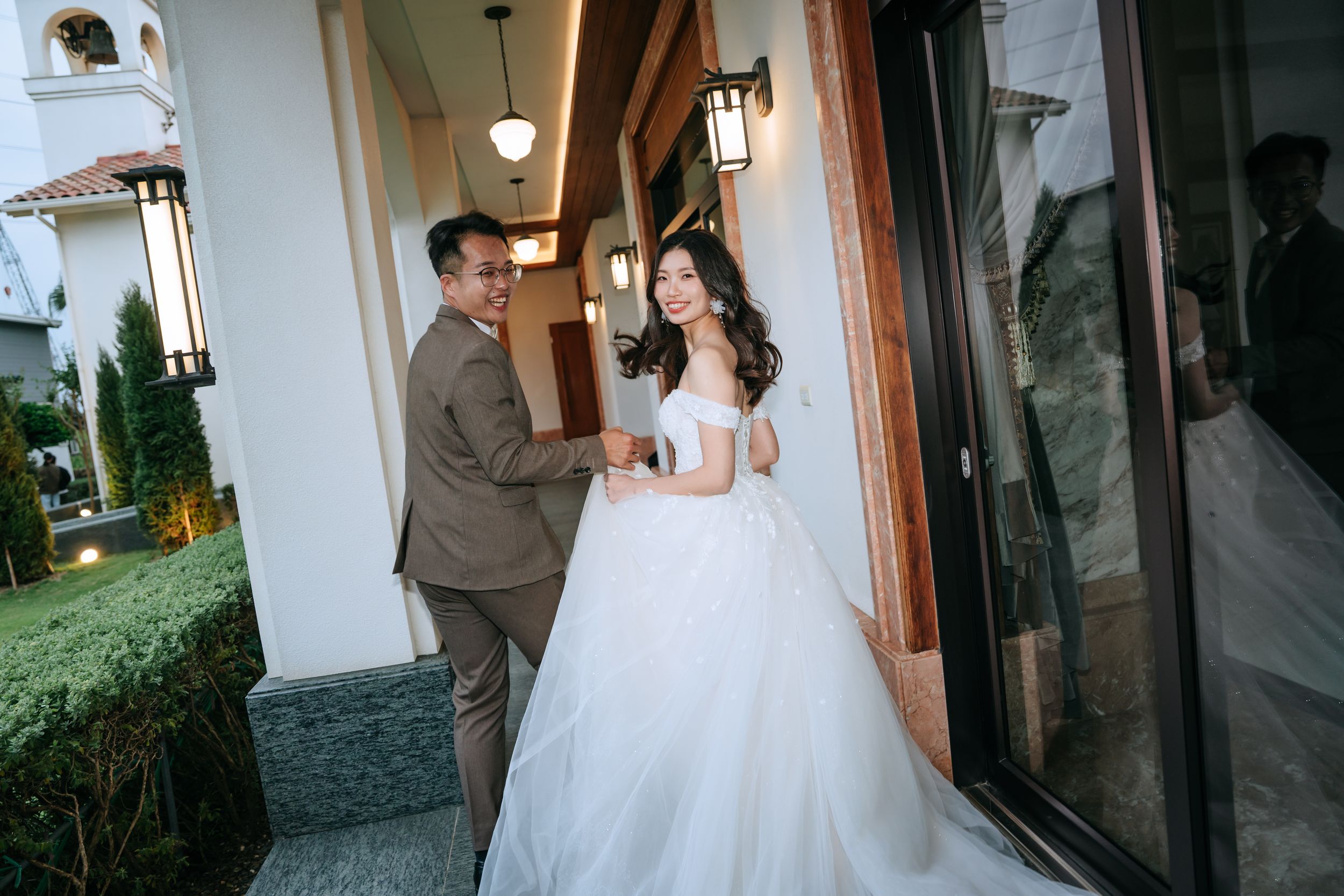 婚禮攝影價格為什麼差這麼多？本篇渴望影像帶你解析婚攝價差原因，從公司團隊與經營體系、人力配置、設備條件到攝影師經驗、現場判斷與影像風格，完整說明影響婚禮攝影價格的關鍵因素。透過實際觀點，幫助新人理解不同婚攝方案的差異，找到適合自己的婚禮攝影選擇，留下兼具質感與情感的影像紀錄。