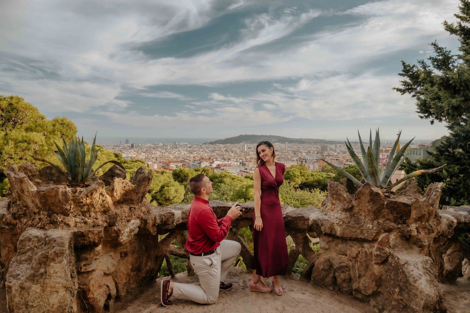 Couple kissing after engagement in Park Güell