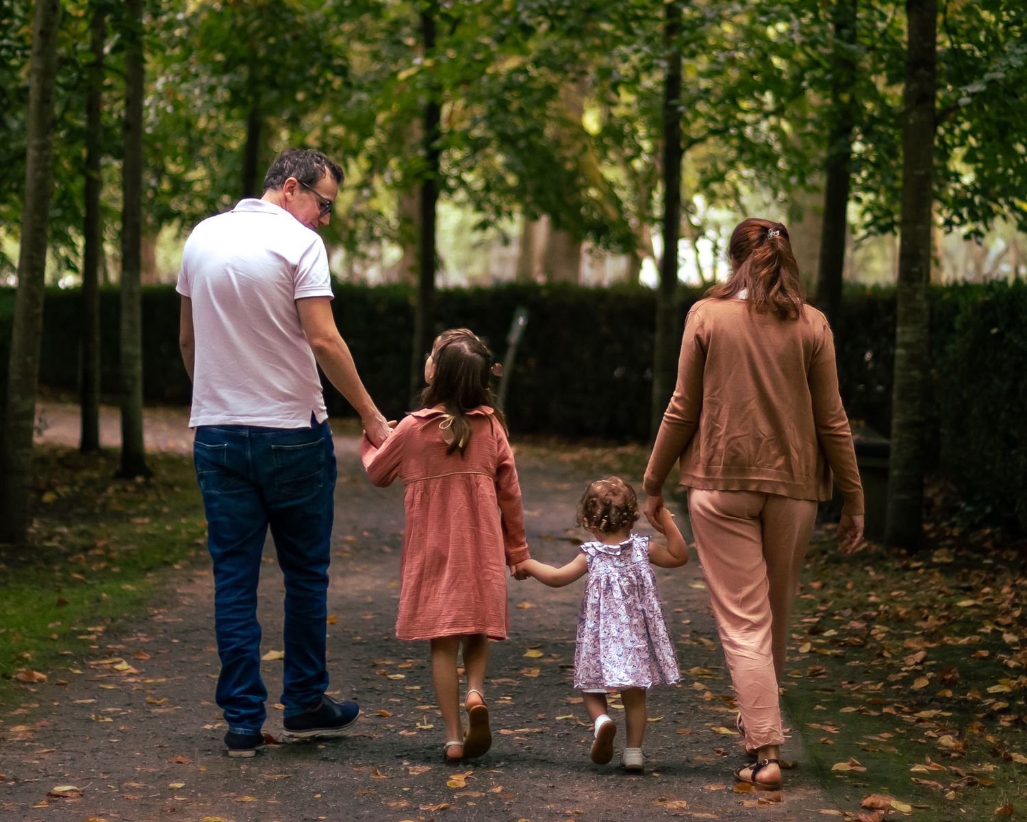 famille marchant dans un parc en automne lors d’une séance photo dans les Yvelines
