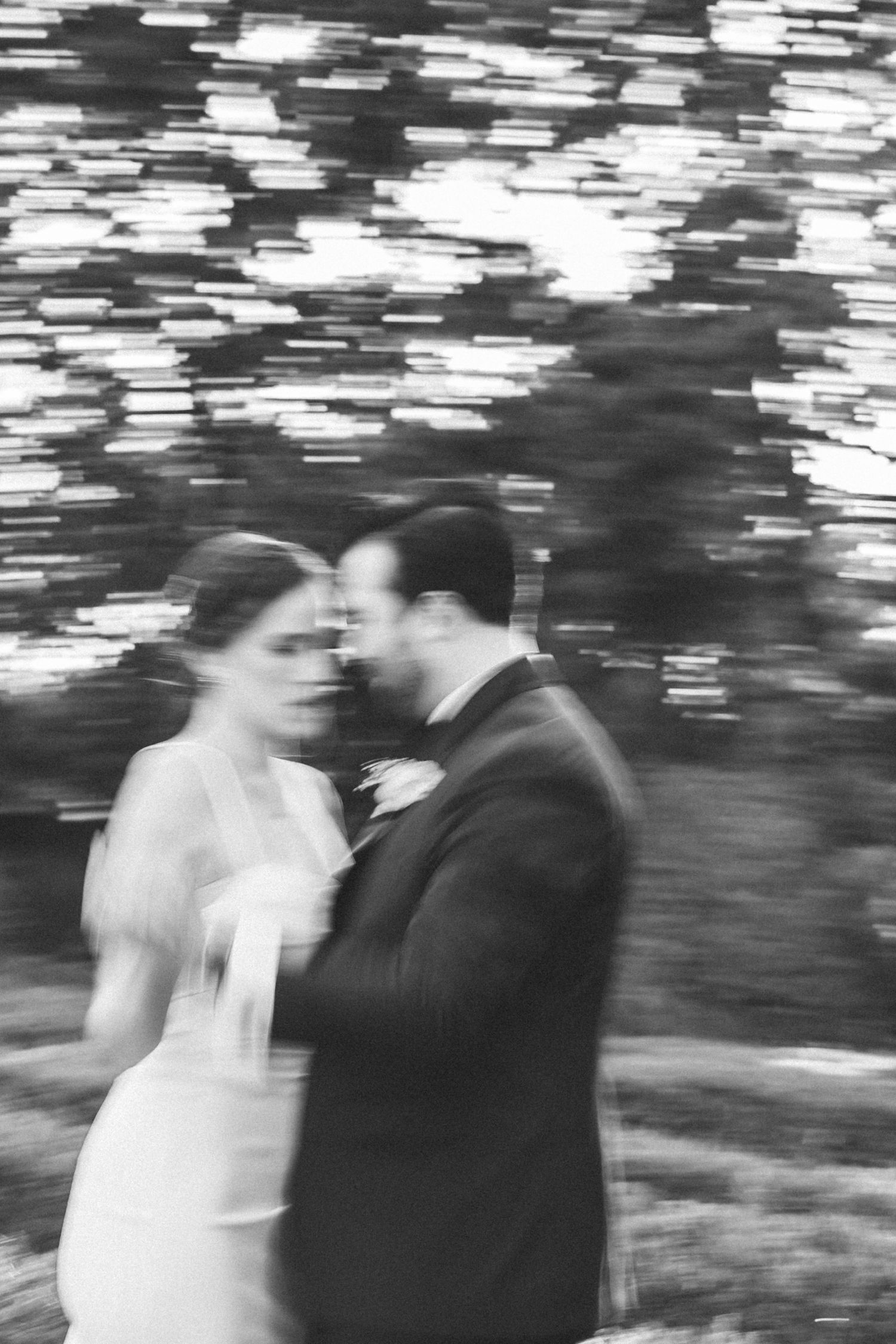 Editorial-style wedding photography at Quinta do Torneiro by a Lisbon wedding photographer