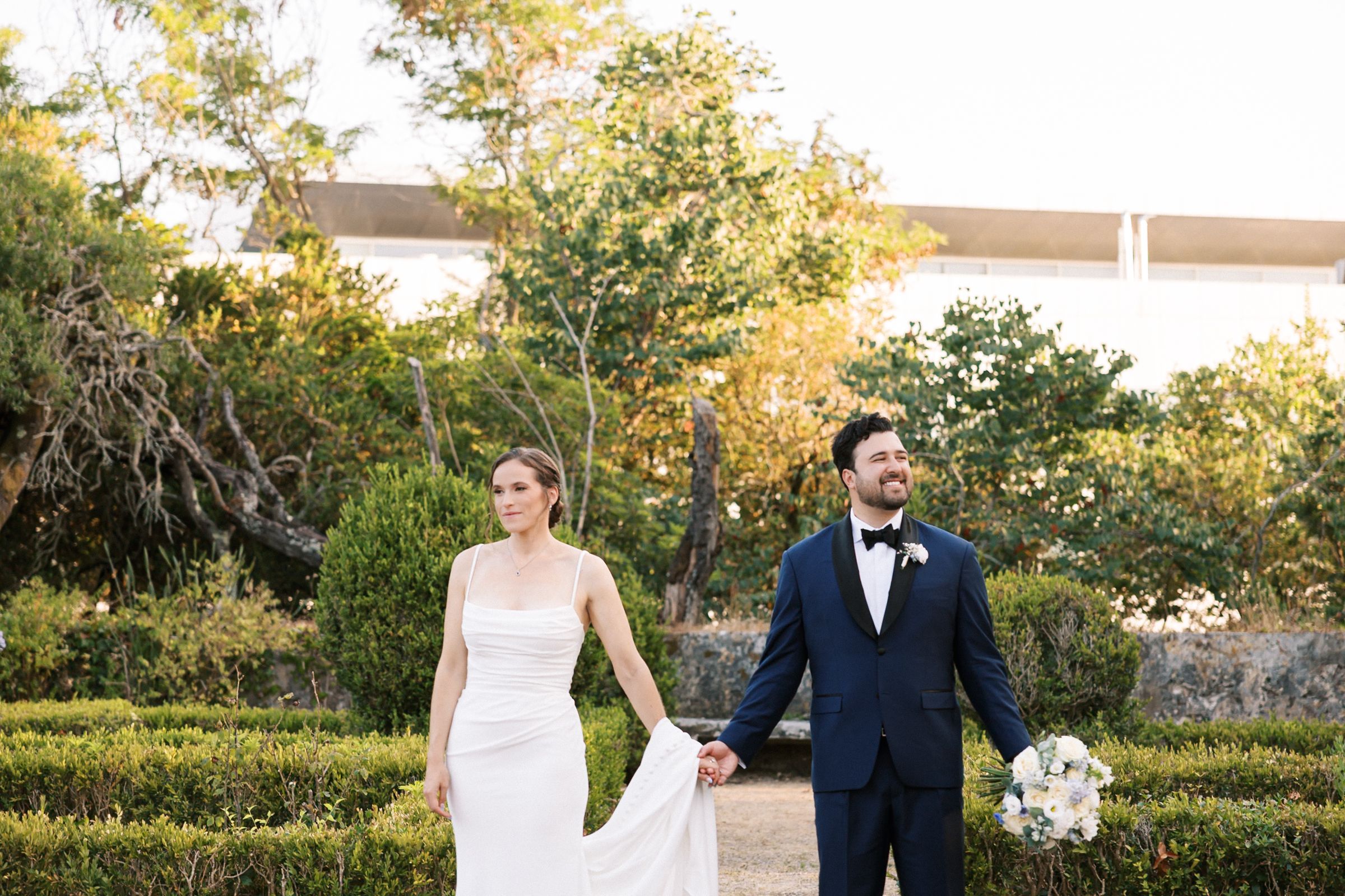 Romantic golden hour wedding photos at Quinta do Torneiro, Lisbon, by a Portugal wedding photographer