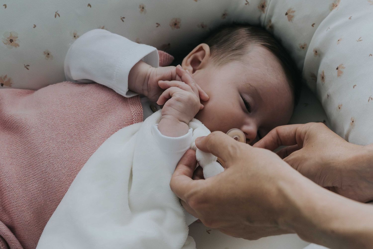 Recuerda siempre el primer año de tu bebé. Seguimiento del primero ano del bebé. bebe dormido con chupete y manos mamá