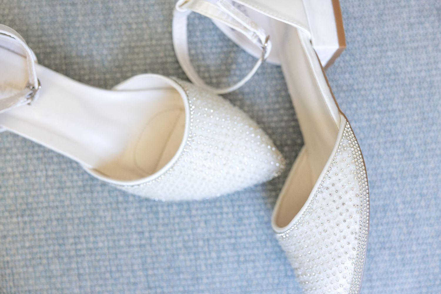 Light and airy wedding photography by Julia and Sean Photography, husband-and-wife photographers serving joyful brides in Dayton, Cincinnati