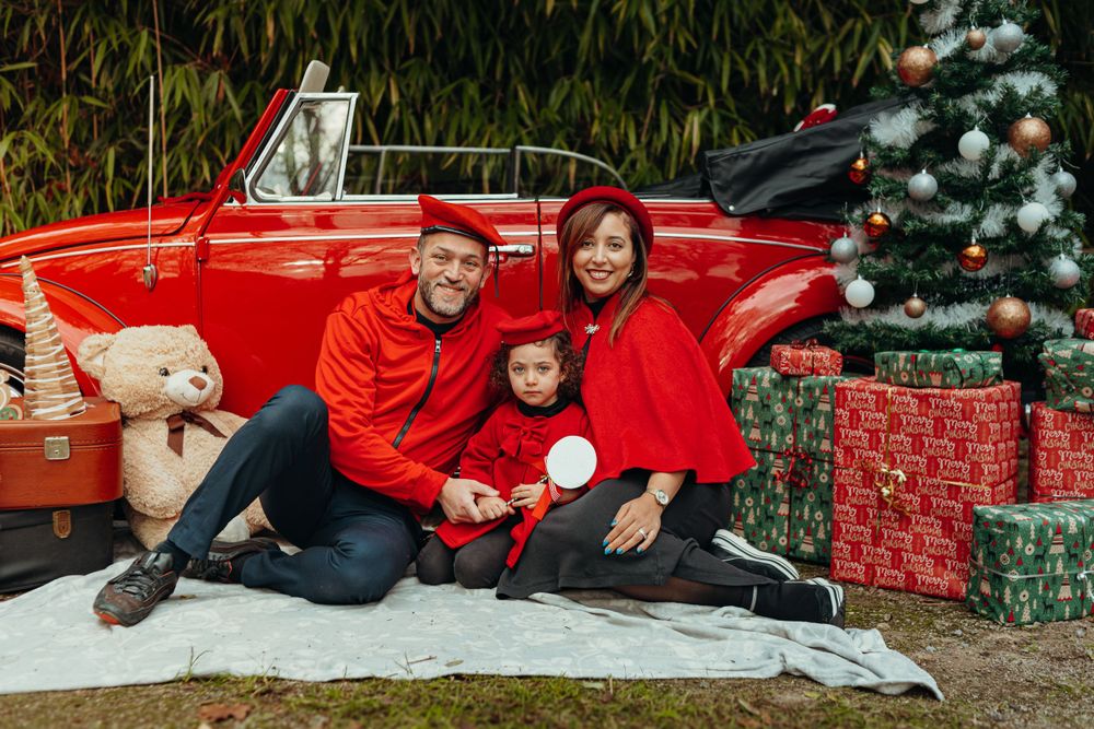 Mini-session photo de Noël 2024 avec une coccinelle VW rouge décorée pour les fêtes, créant une ambiance festive et chaleureuse.