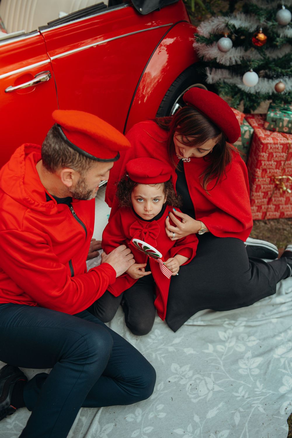 Mini-session photo de Noël 2024 avec une coccinelle VW rouge décorée pour les fêtes, créant une ambiance festive et chaleureuse.
