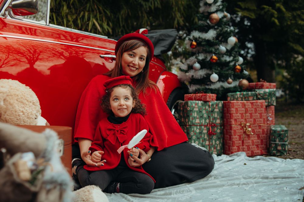 Mini-session photo de Noël 2024 avec une coccinelle VW rouge décorée pour les fêtes, créant une ambiance festive et chaleureuse.