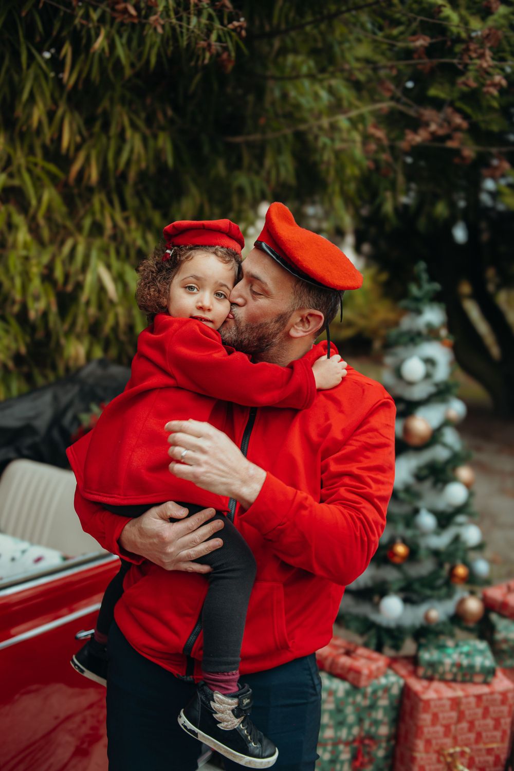 Mini-session photo de Noël 2024 avec une coccinelle VW rouge décorée pour les fêtes, créant une ambiance festive et chaleureuse.
