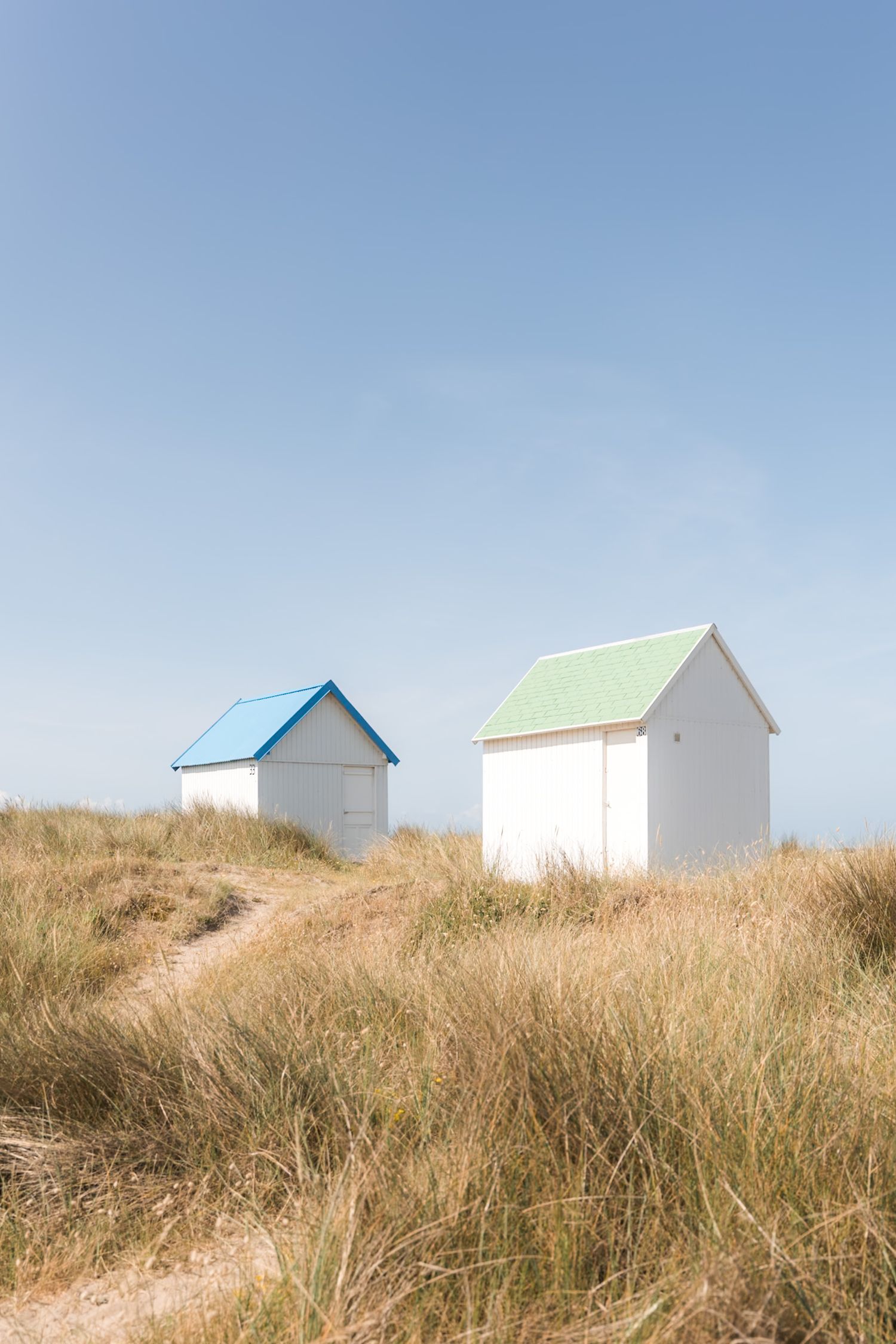 Deux cabines de pêcheurs à Gouville-sur-mer dans le département de la Manche en Normandie - Cotentin.