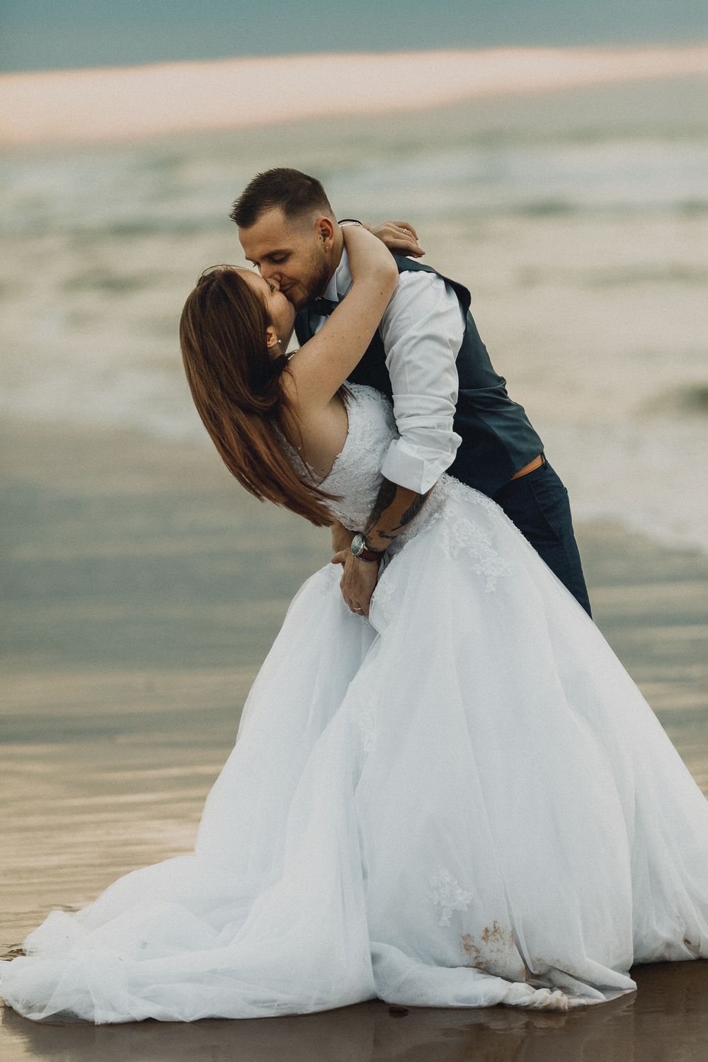 Photographe de mariage capturant des instants sincères et intemporels avec une approche artistique, élégante et naturelle.
