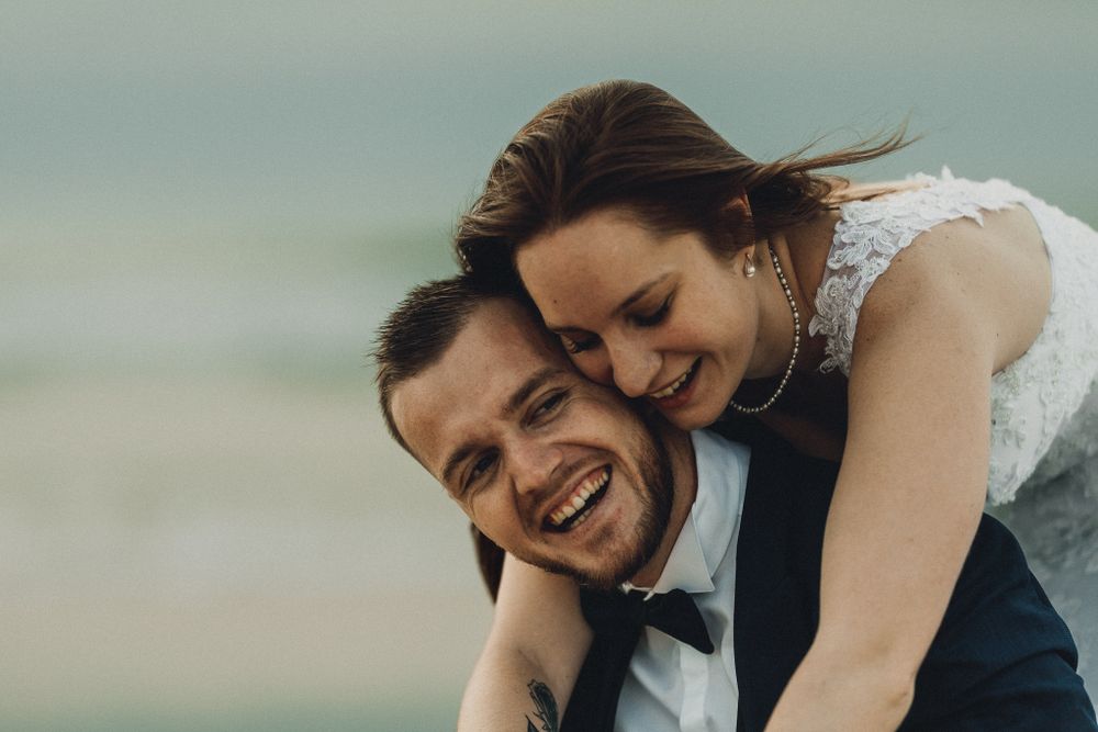Photographe de mariage capturant des instants sincères et intemporels avec une approche artistique, élégante et naturelle.