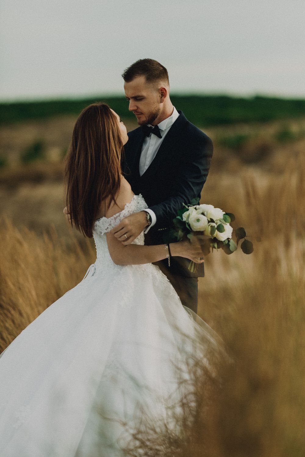 Photographe de mariage capturant des instants sincères et intemporels avec une approche artistique, élégante et naturelle.