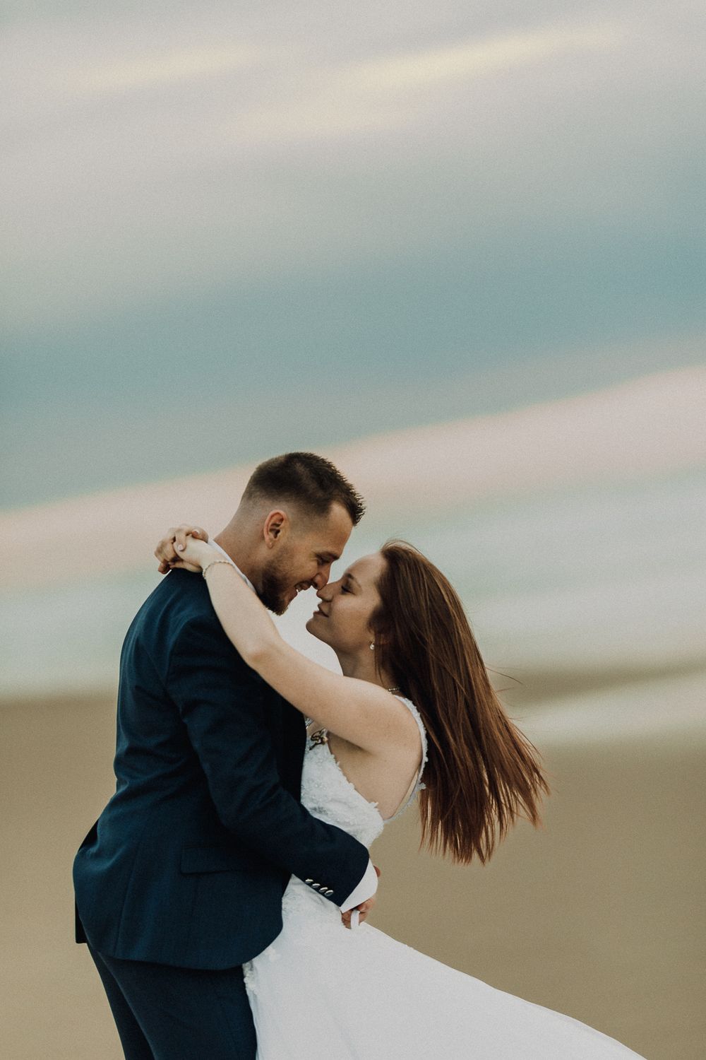 Photographe de mariage capturant des instants sincères et intemporels avec une approche artistique, élégante et naturelle.