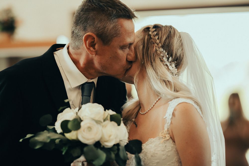 Photographe de mariage capturant des instants sincères et intemporels avec une approche artistique, élégante et naturelle.